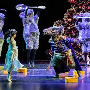 Clara flees from the Mouse King and his minions