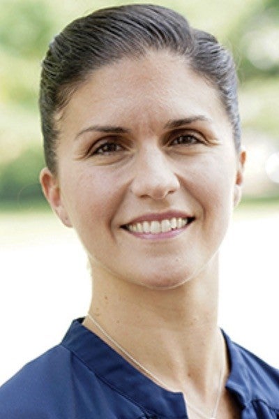 Sarah Wroth headshot 400x600